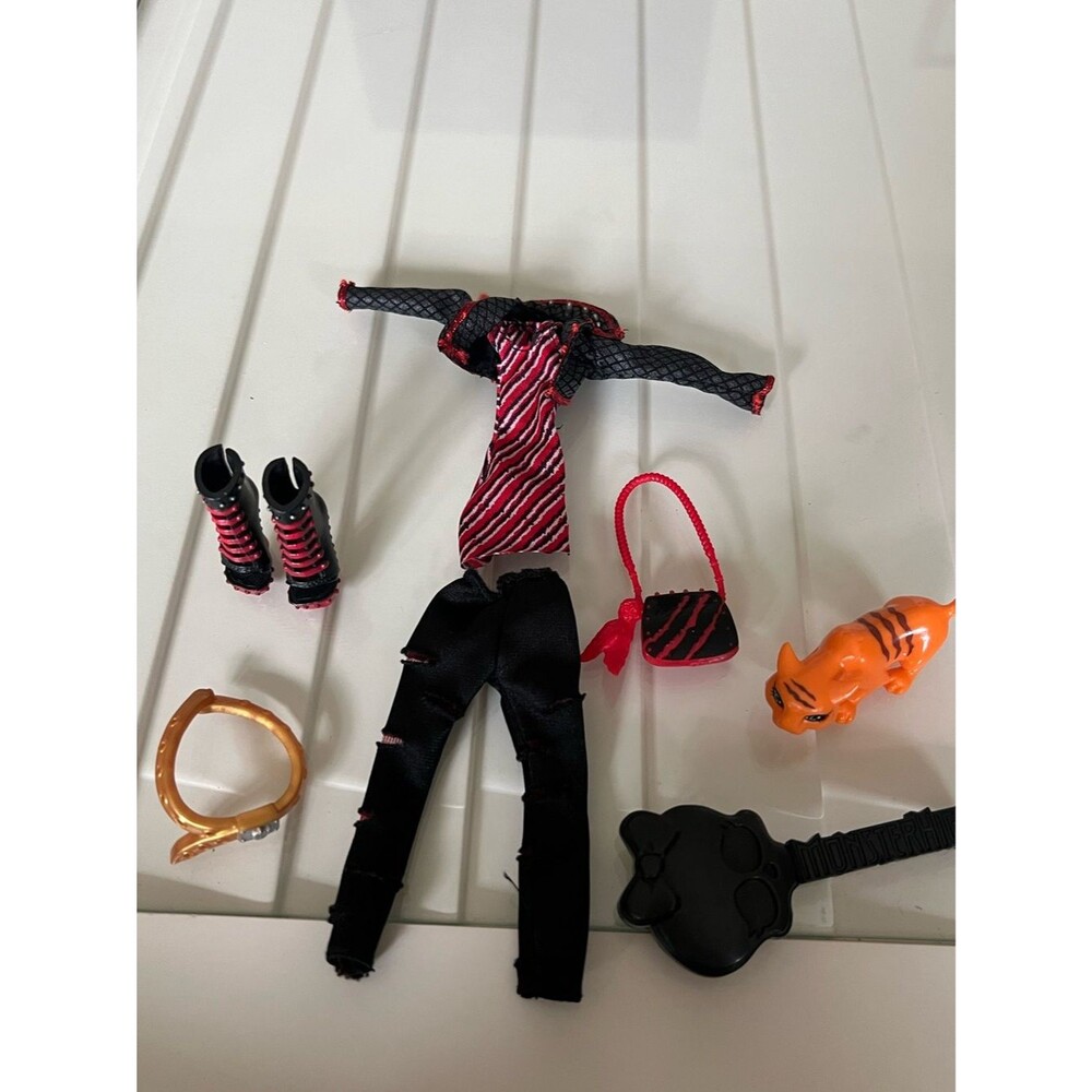 Monster High Toralei Stripe Outfit and Accessories